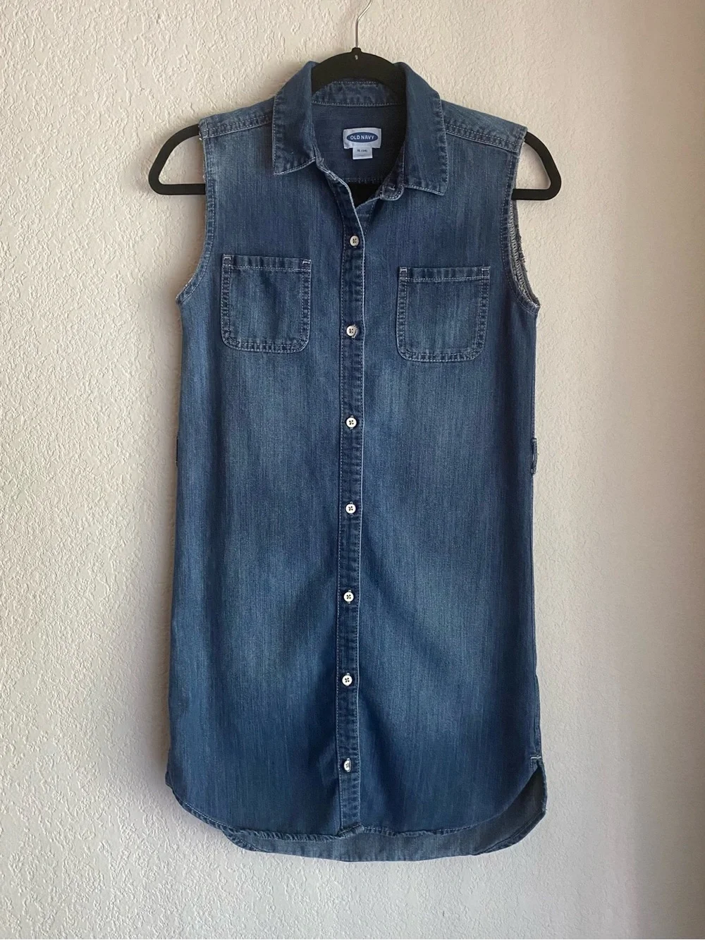 Old Navy Sleeveless Chambray Button-Front Dress in Blue